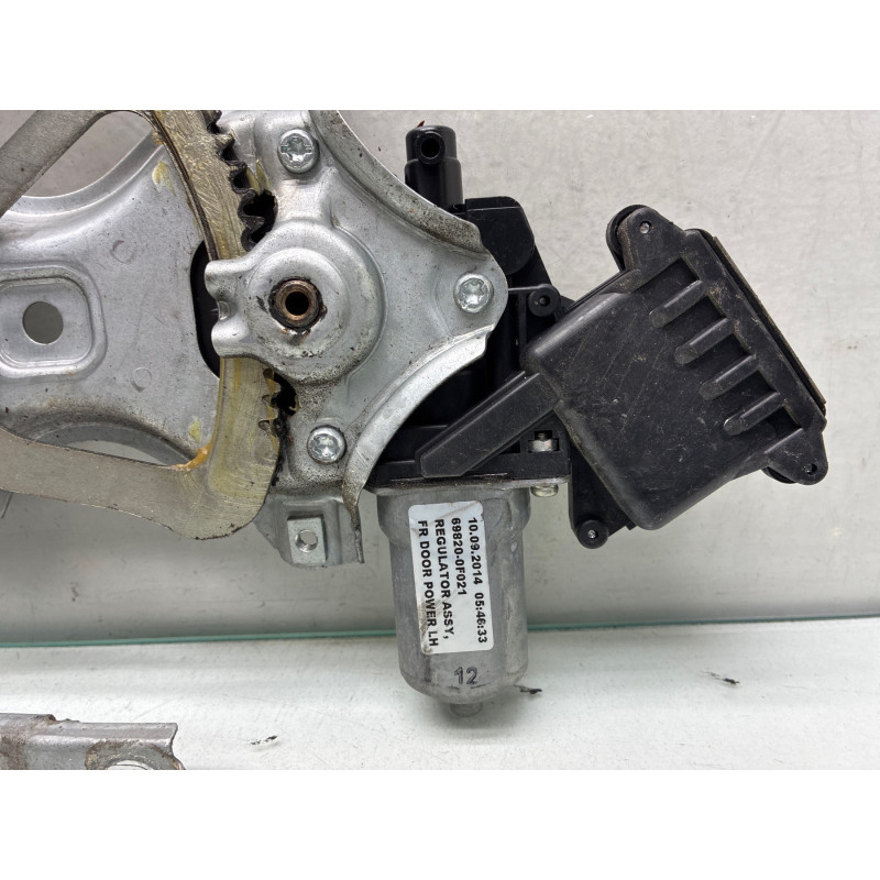 Leve vitre electrique avant gauche TOYOTA VERSO Photo n°4