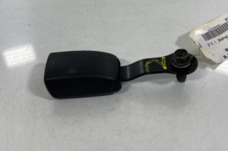 Attache ceinture arriere gauche TOYOTA COROLLA VERSO 2