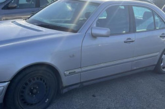 Serrure avant droit MERCEDES CLASSE E 210
