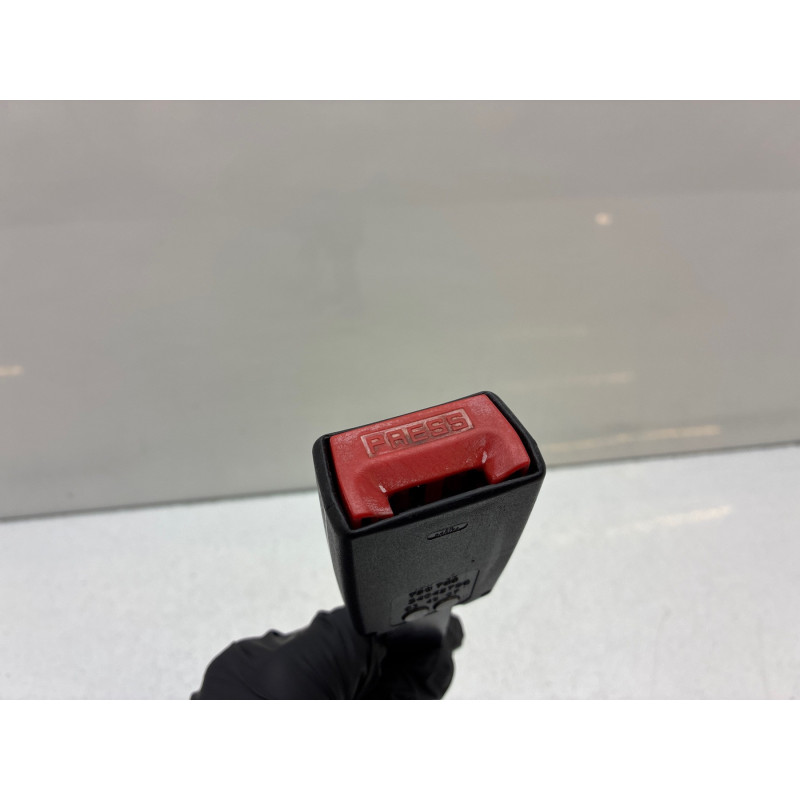 Attache ceinture avant gauche RENAULT CLIO 3 Photo n°4