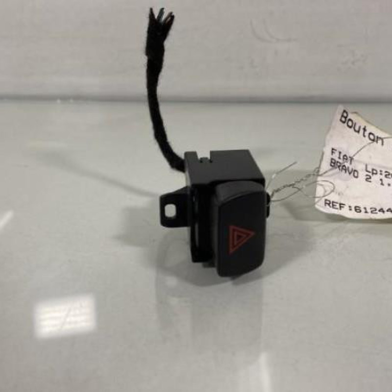 Bouton de warning FIAT BRAVO 2 Photo n°1