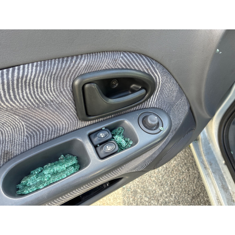 Poignee porte arriere gauche RENAULT CLIO 2 Photo n°14