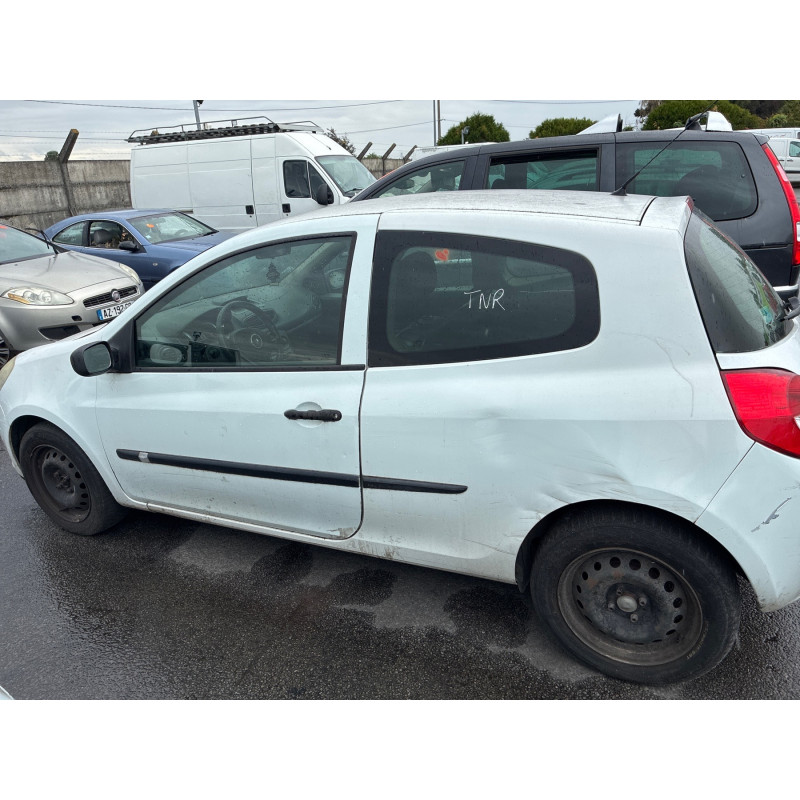 Pare boue avant droit RENAULT CLIO 3 Photo n°10