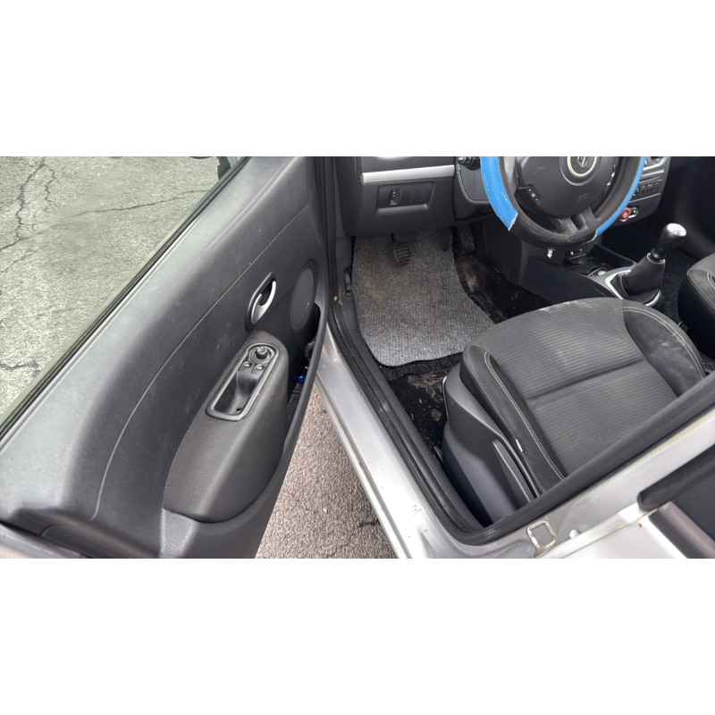 Attache ceinture arriere droit RENAULT CLIO 3 Photo n°18