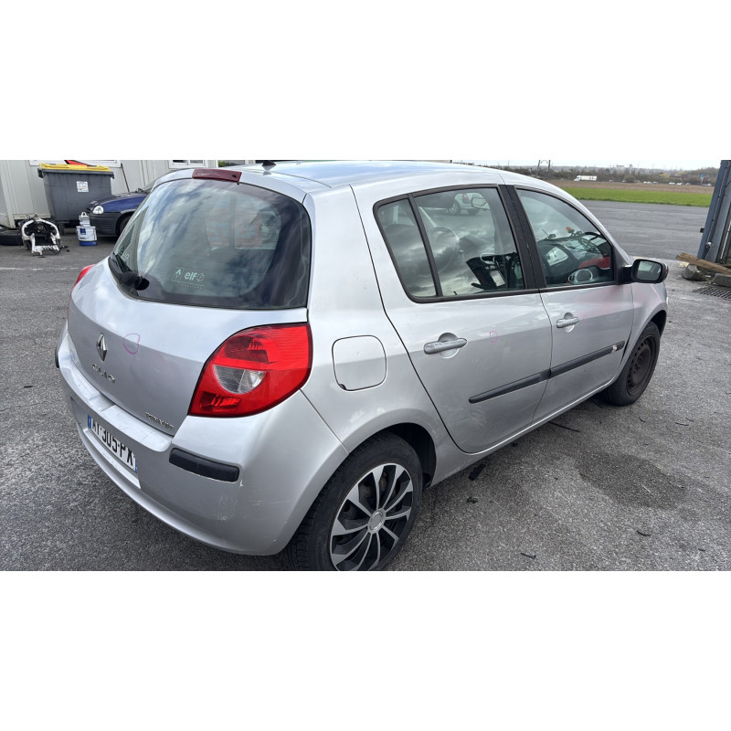 Pare choc arriere RENAULT CLIO 3 Photo n°12