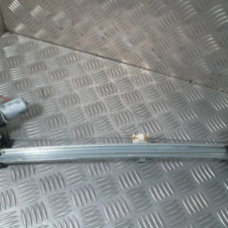 Leve vitre electrique avant droit SUZUKI SWIFT 5 Photo n°1