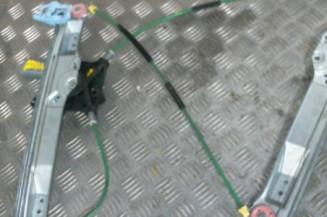 Leve vitre electrique avant gauche OPEL CORSA D Photo n°1