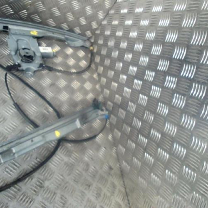 Leve vitre electrique avant droit RENAULT CLIO 3 Photo n°1