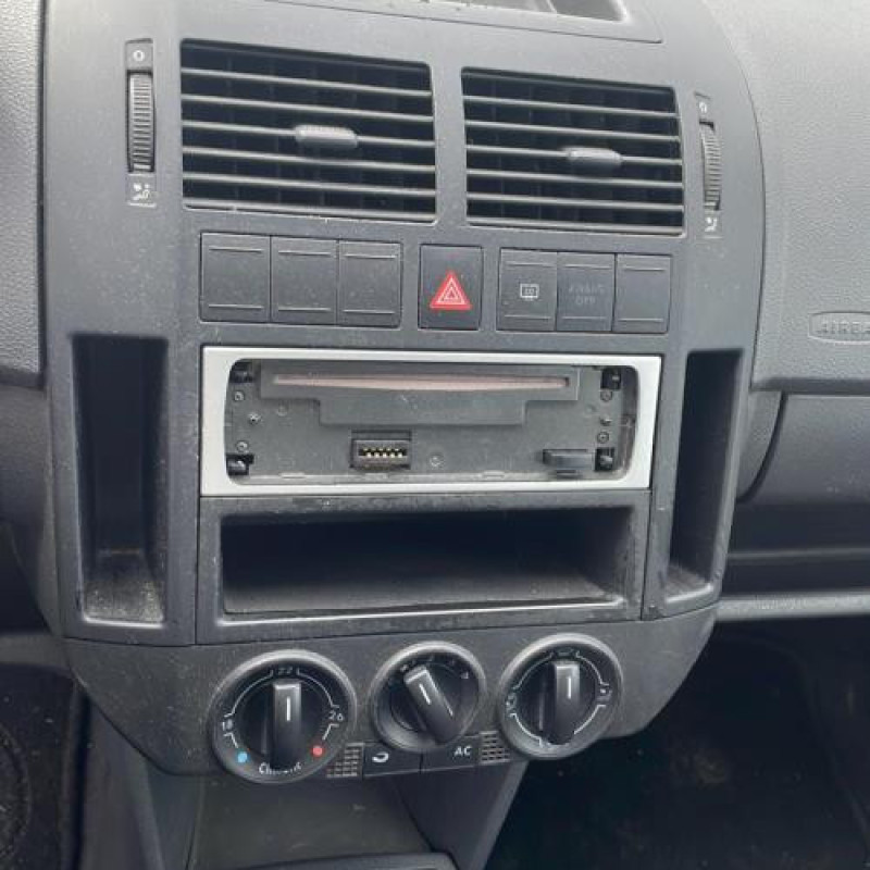 Pretensionneur de ceinture avant droit VOLKSWAGEN POLO 4 Photo n°11