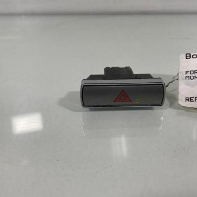Bouton de warning FORD MONDEO 3 Photo n°1