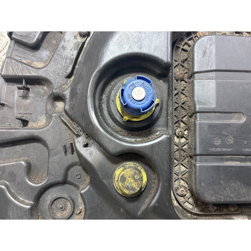 Reservoir AdBlue CITROEN C4 CACTUS Photo n°3