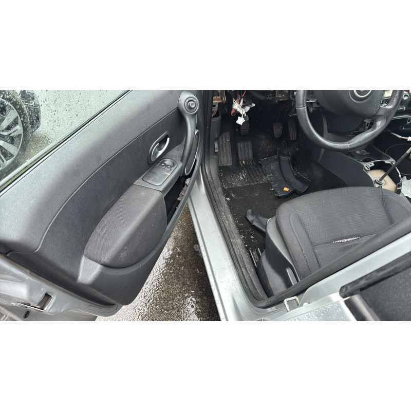 Verin de coffre RENAULT CLIO 3 Photo n°9