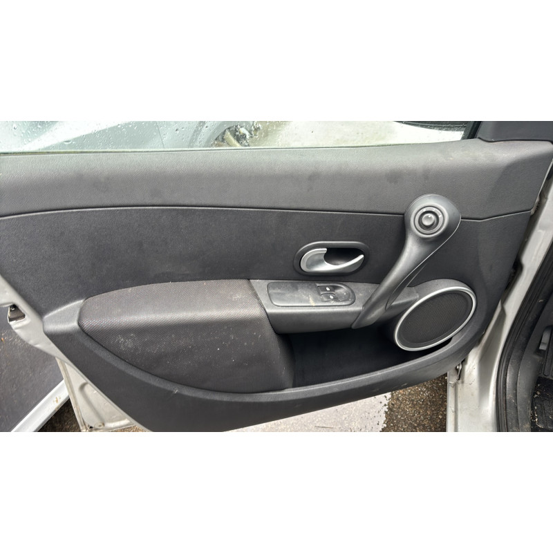 Verin de coffre RENAULT CLIO 3 Photo n°10