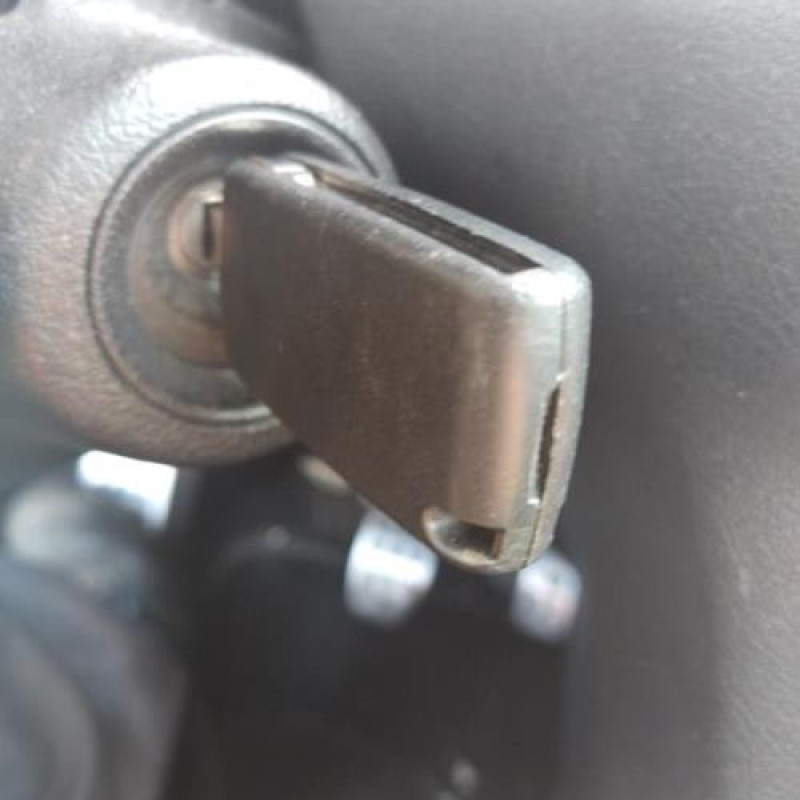 Attache ceinture avant droit PEUGEOT 307 Photo n°14