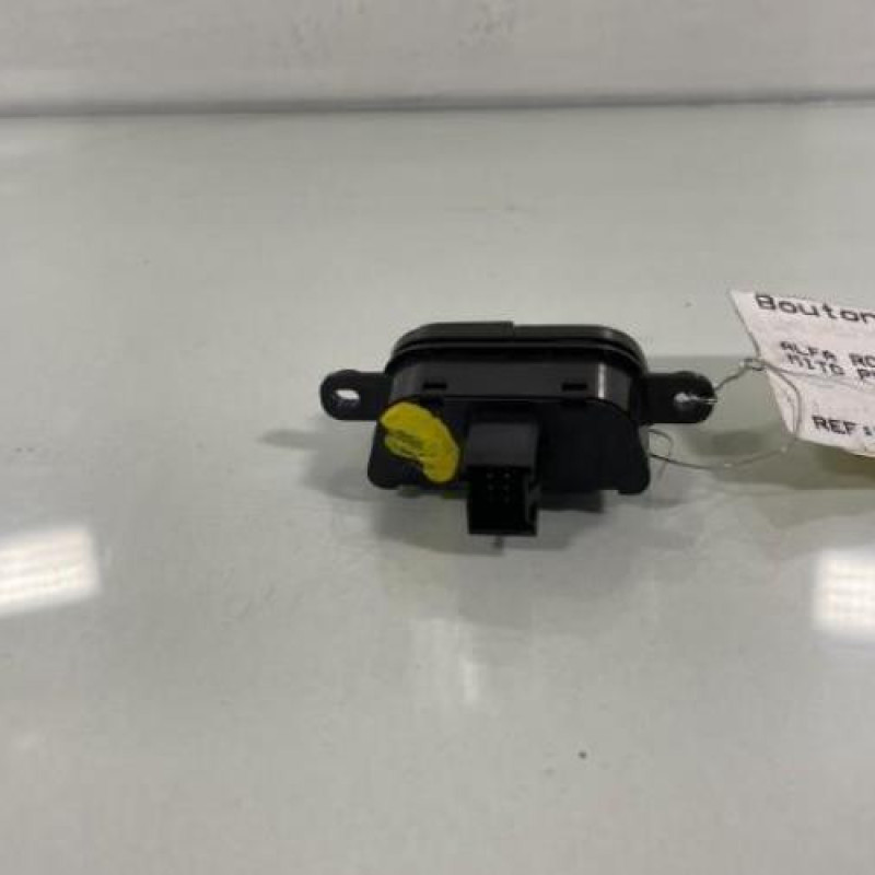 Bouton de warning ALFA ROMEO MITO Photo n°3