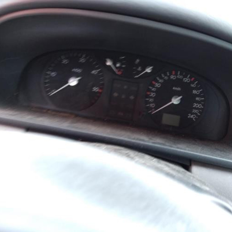 Feu arriere stop central RENAULT LAGUNA 2 Photo n°8