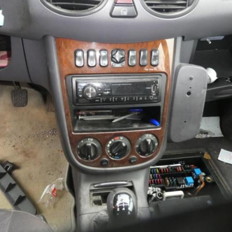 Vitre avant droit MERCEDES CLASSE A 168 Photo n°8