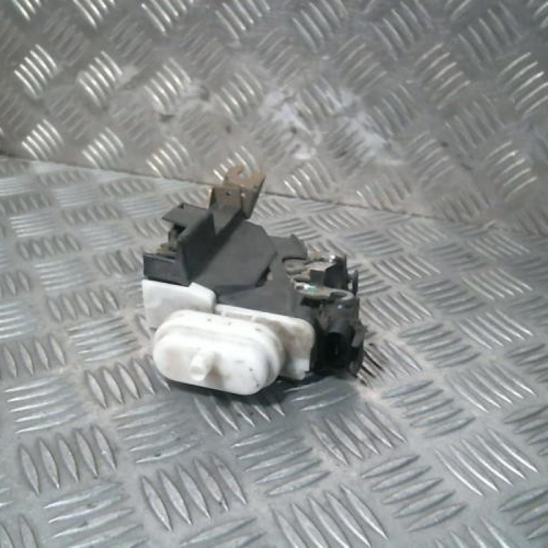 Serrure avant droit AUDI A4 1 Photo n°4