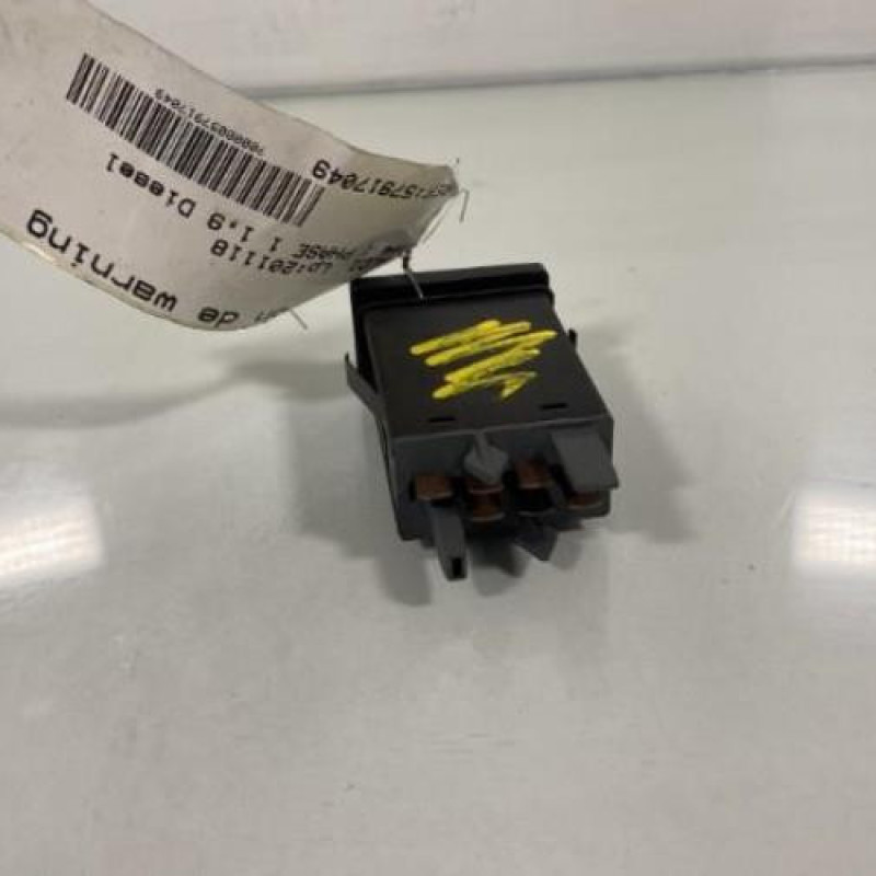 Bouton de warning AUDI A4 1 Photo n°3