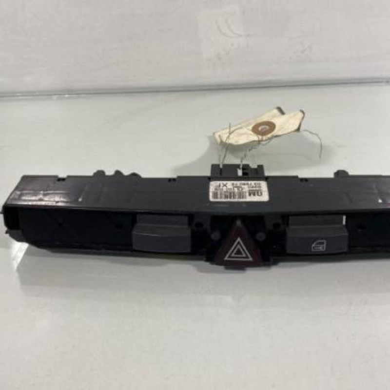 Bouton de warning OPEL ASTRA H Photo n°1