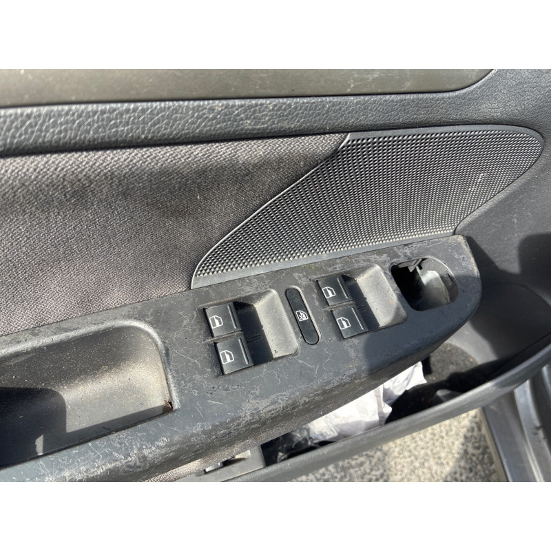 Attache ceinture avant droit VOLKSWAGEN GOLF 5 Photo n°10