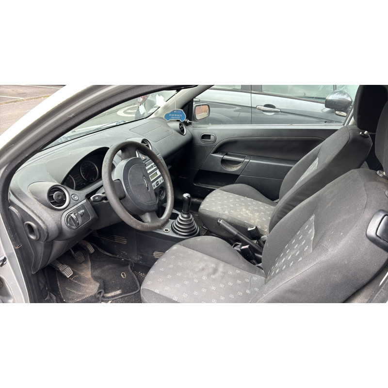 FORD FIESTA 5 PHASE 1 1.3i - 8V Photo n°6