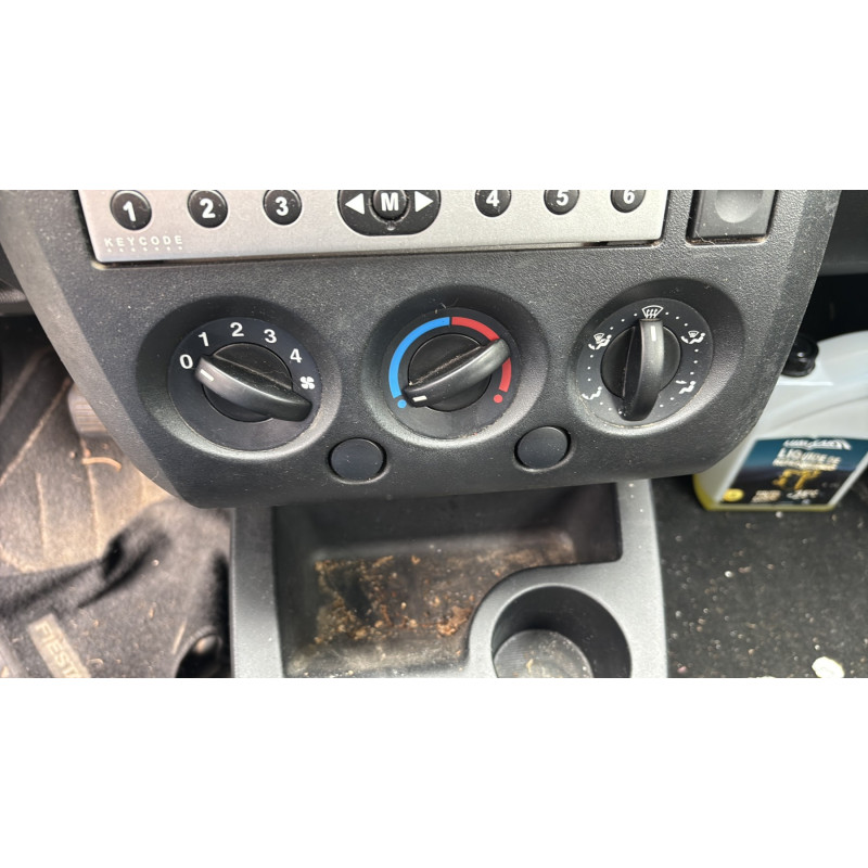 FORD FIESTA 5 PHASE 1 1.3i - 8V Photo n°9
