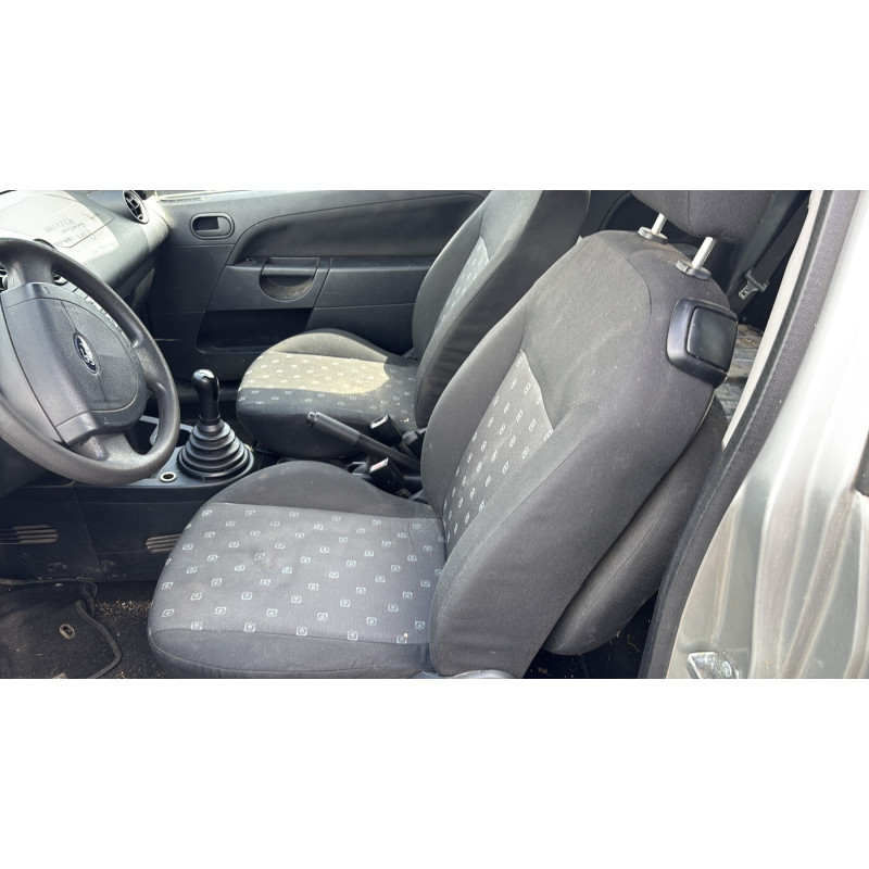 FORD FIESTA 5 PHASE 1 1.3i - 8V Photo n°23