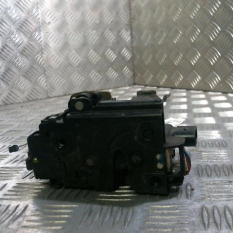 Serrure avant droit VOLKSWAGEN GOLF 4 Photo n°1