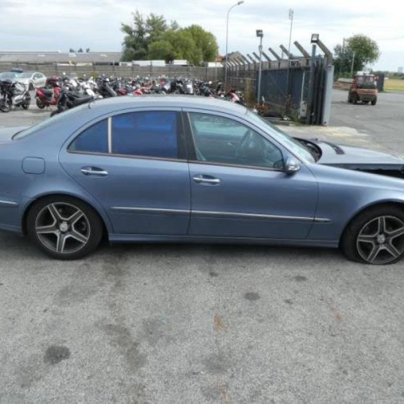 Malle/Hayon arriere MERCEDES CLASSE E 211 Photo n°5