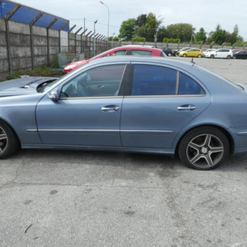 Malle/Hayon arriere MERCEDES CLASSE E 211 Photo n°7