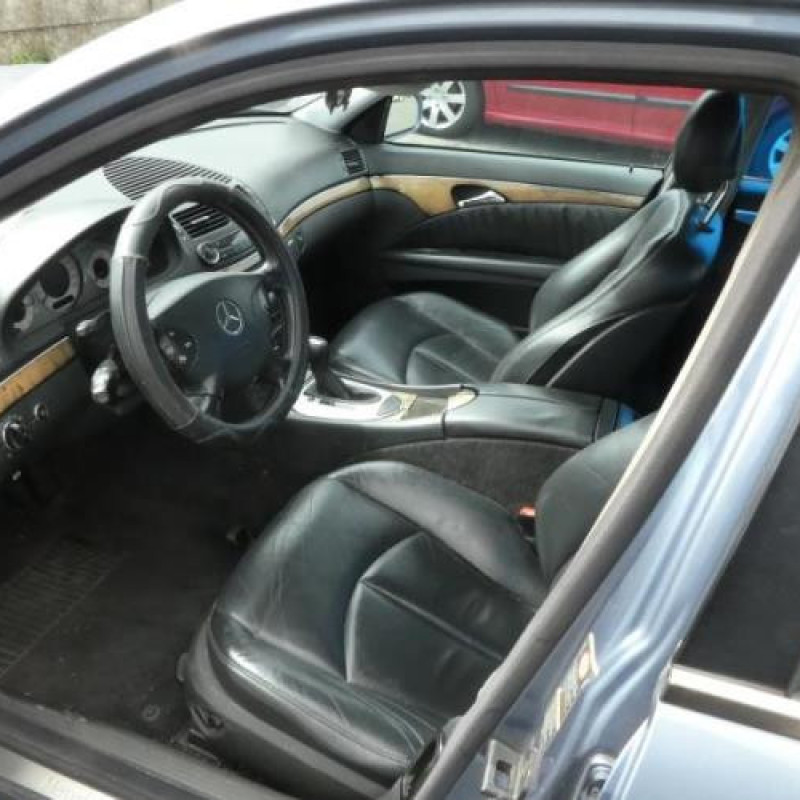 Malle/Hayon arriere MERCEDES CLASSE E 211 Photo n°8