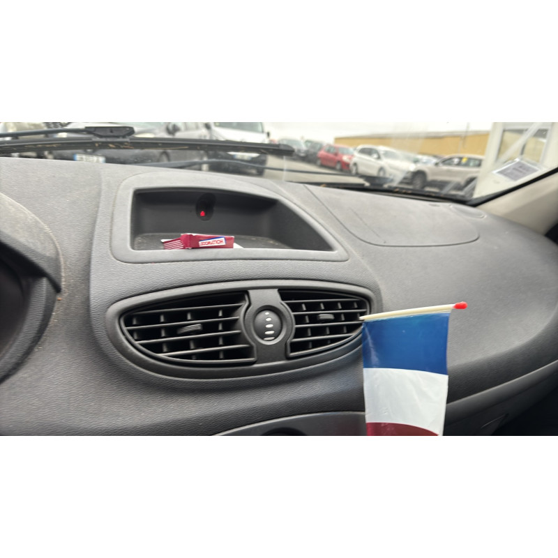Feu arriere stop central RENAULT CLIO 3 Photo n°20