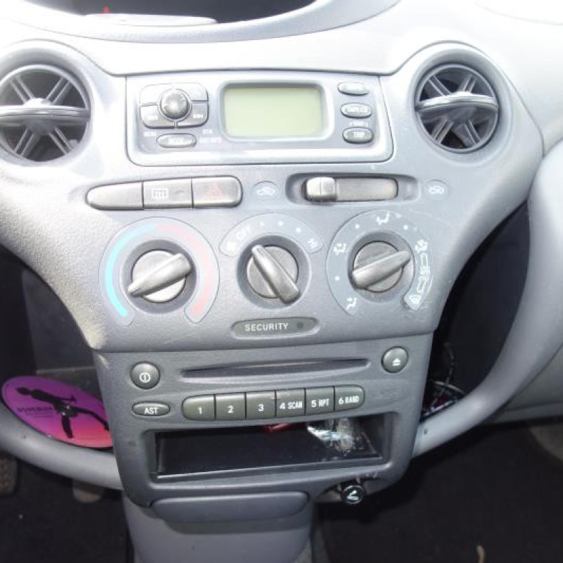 Attache ceinture arriere droit TOYOTA YARIS 1 Photo n°10
