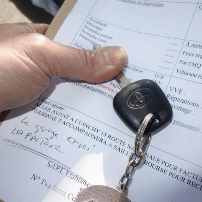 Attache ceinture arriere droit TOYOTA YARIS 1 Photo n°12