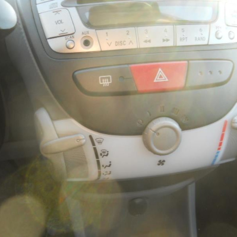 Moteur essuie glace arriere PEUGEOT 107 Photo n°9
