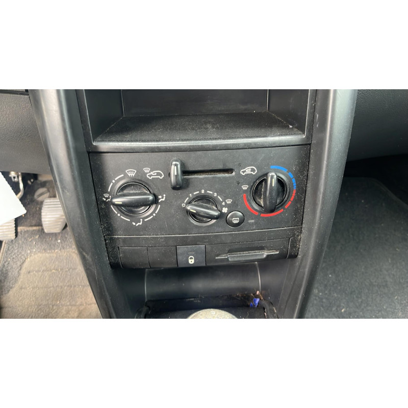 PEUGEOT 207 PHASE 1 1.4i - 8V Photo n°6