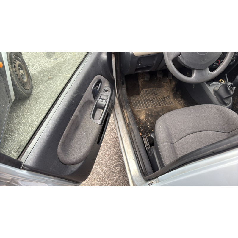 RENAULT CLIO 2 PHASE 2 1.2i - 16V Photo n°9