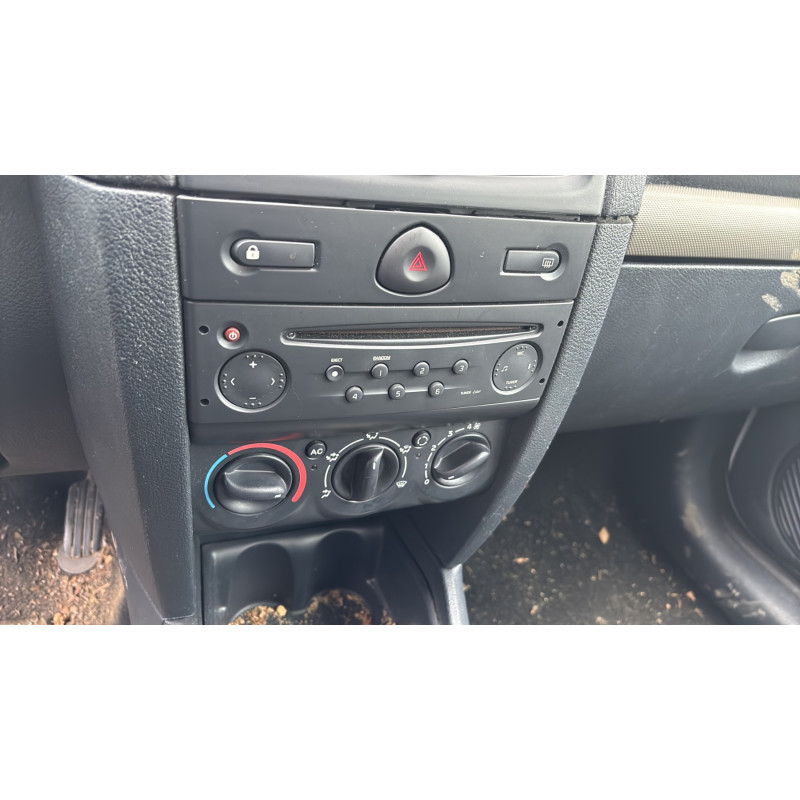 RENAULT CLIO 2 PHASE 2 1.2i - 16V Photo n°21