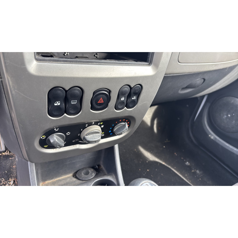 DACIA SANDERO 1 1.2i - 16V Photo n°18