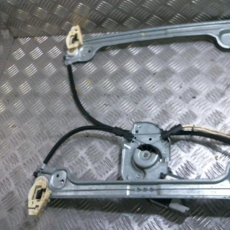 Leve vitre electrique avant droit PEUGEOT 1007 Photo n°1