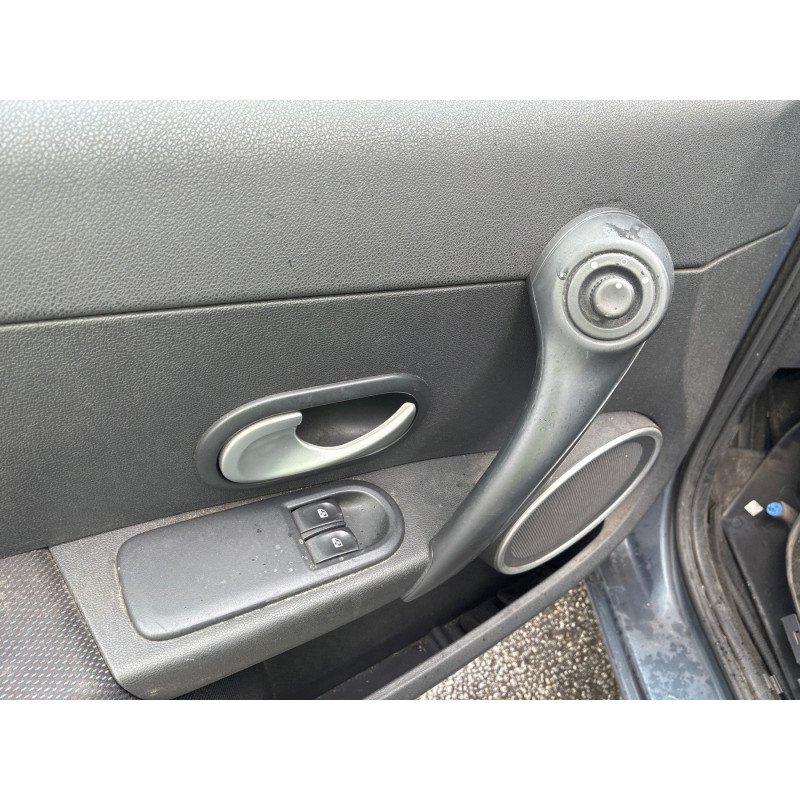 Porte fusible RENAULT CLIO 3 Photo n°16