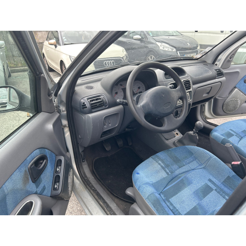 RENAULT CLIO 2 PHASE 1 1.2i - 8V Photo n°8