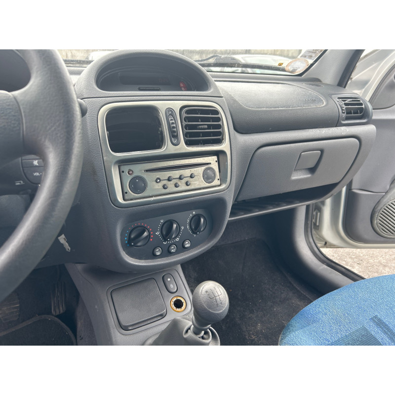 RENAULT CLIO 2 PHASE 1 1.2i - 8V Photo n°13