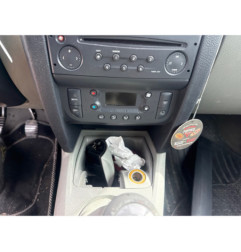 Attache ceinture arriere droit RENAULT CLIO 2
