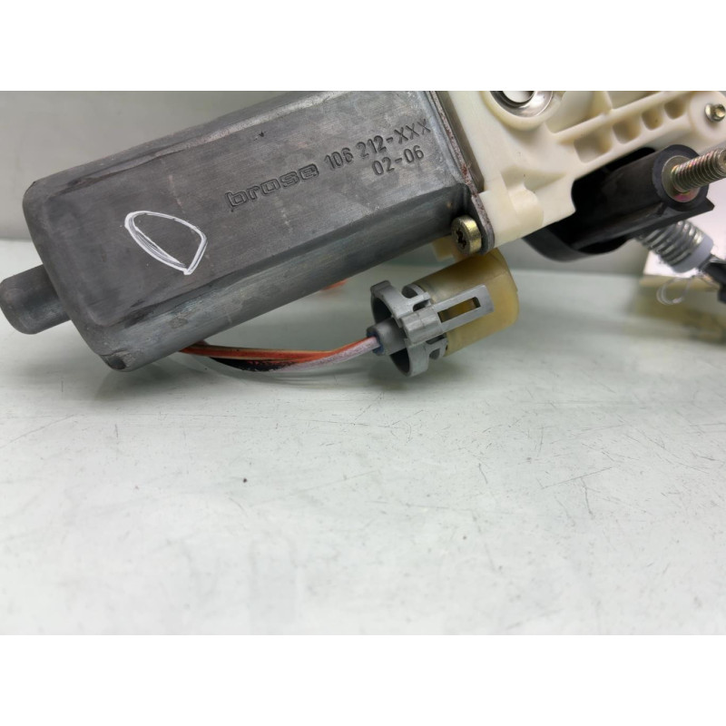Leve vitre electrique avant droit RENAULT CLIO 2 Photo n°5
