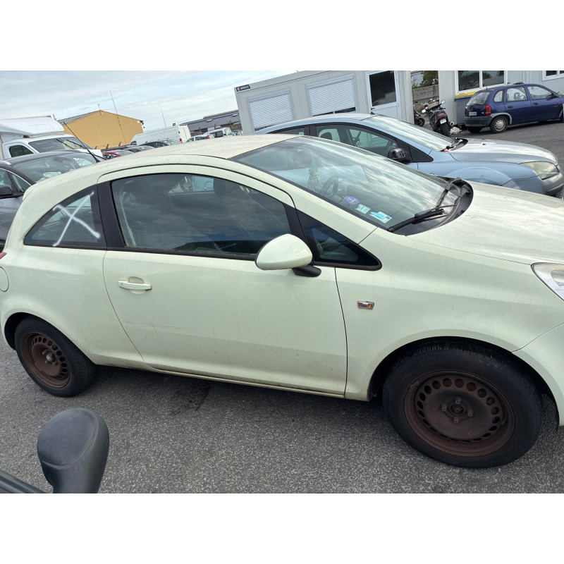 Feu arriere stop central OPEL CORSA D Photo n°9