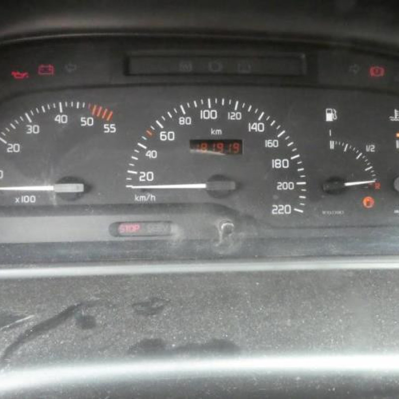 Compresseur clim RENAULT LAGUNA 1 Photo n°8