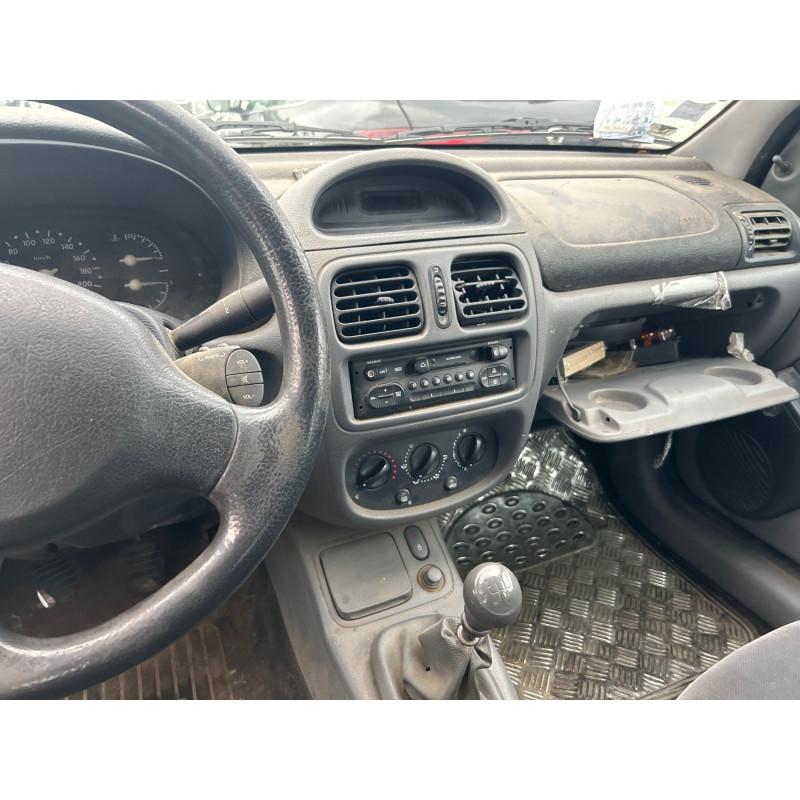 RENAULT CLIO 2 PHASE 1 1.2i - 8V Photo n°8