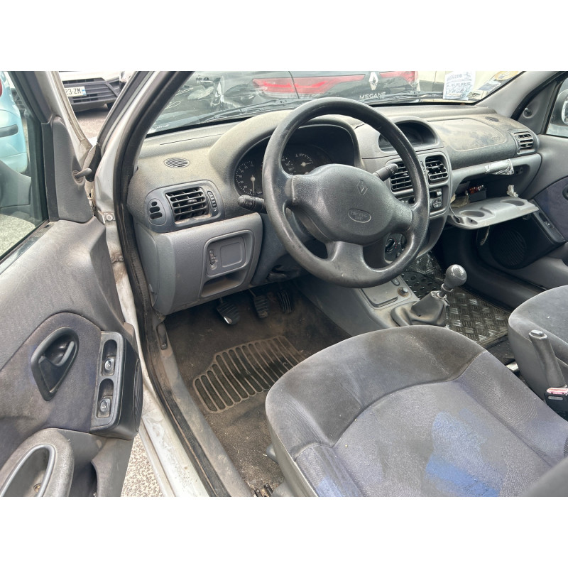 RENAULT CLIO 2 PHASE 1 1.2i - 8V Photo n°10